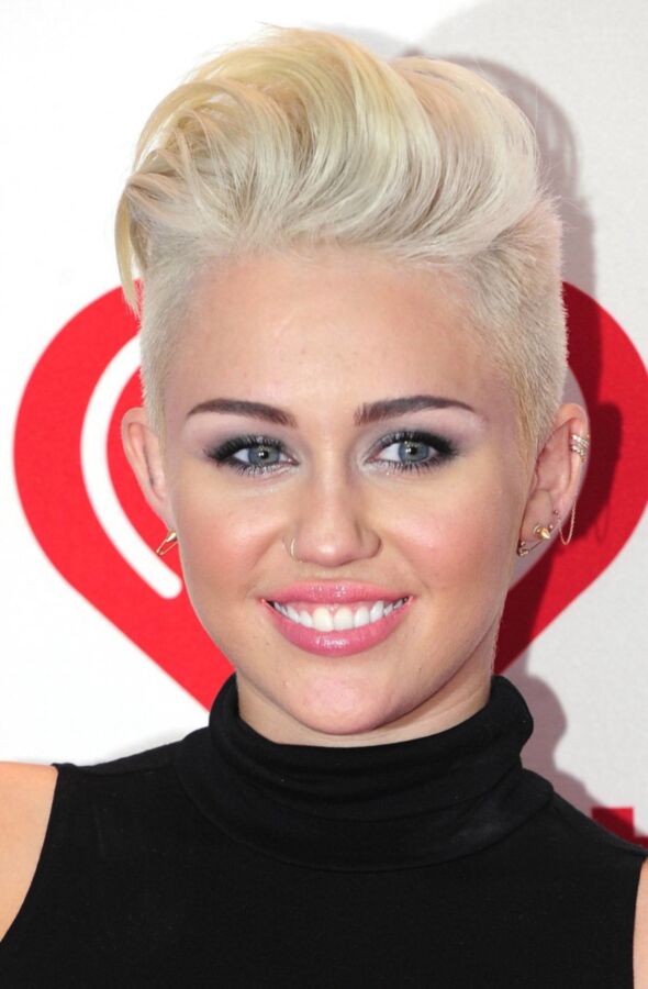 Free porn pics of Miley Cyrus 12 of 15 pics