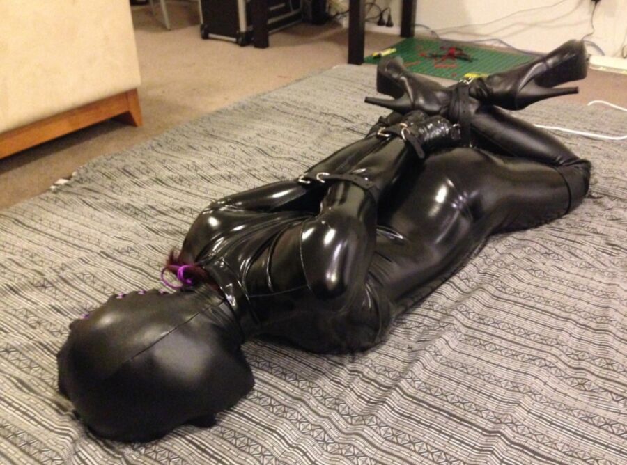 Latex bondage bilder