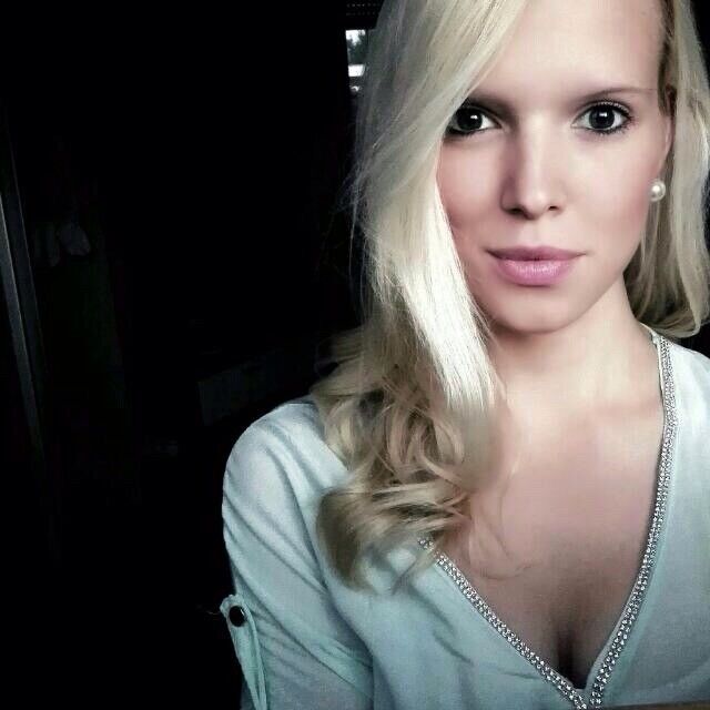 Blonde Netzschlampe braucht es hart Blonde Netzschlampe braucht es hart