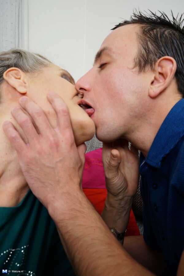 Granny Kissing Young Man Xxx