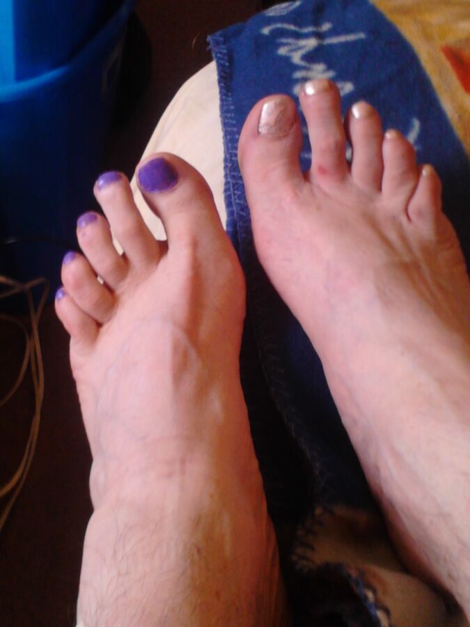 Free porn pics of hubbys painted toes 4 of 10 pics