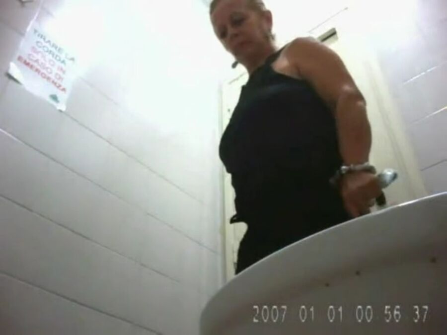 Free porn pics of Mature Ladies Using The Toilet - Della 11 of 62 pics