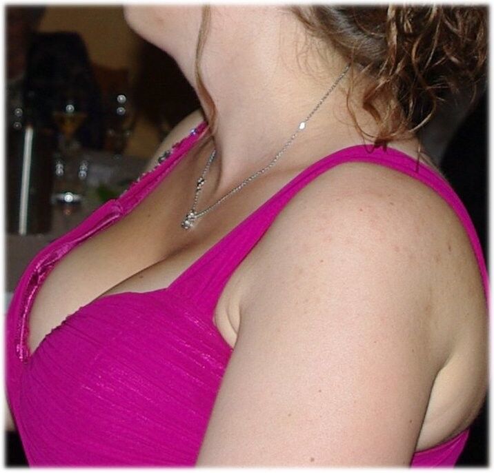 Free porn pics of cleavage big boobs dicke Titten 23 of 26 pics