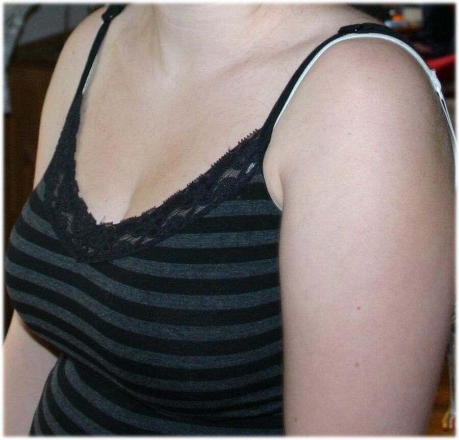 Free porn pics of cleavage big boobs dicke Titten 22 of 26 pics