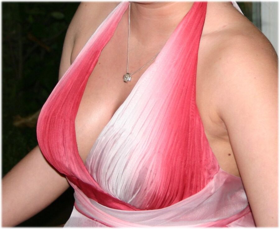 Free porn pics of cleavage big boobs dicke Titten 3 of 26 pics