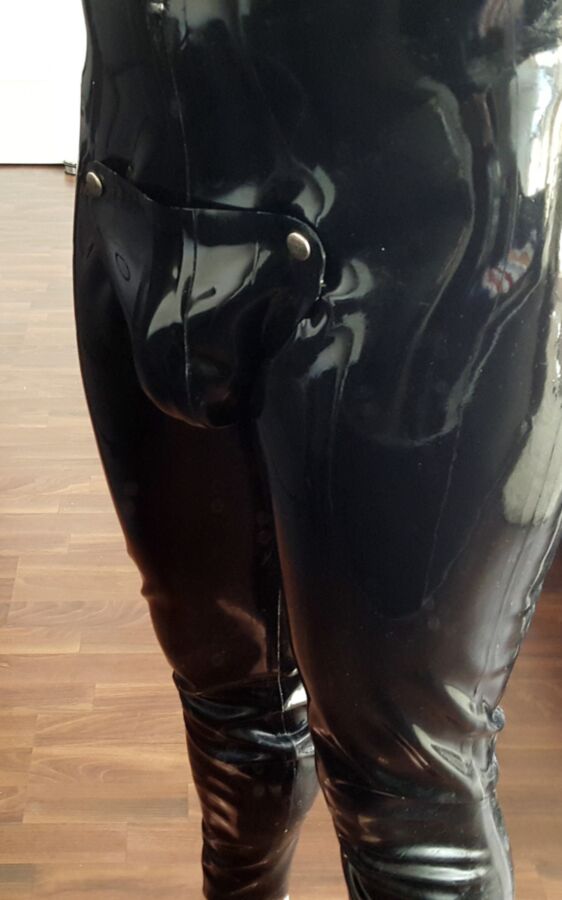 Free porn pics of Rubber Latex Ganzanzug Catsuit mit Codpiece Klappe Schwanzloch 4 of 19 pics