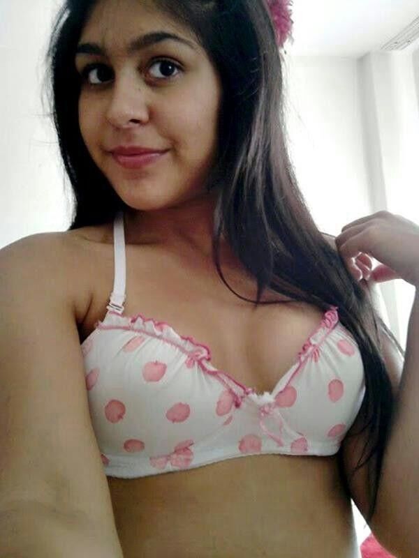 Free porn pics of Hermosa novia en autofotos 1 of 5 pics