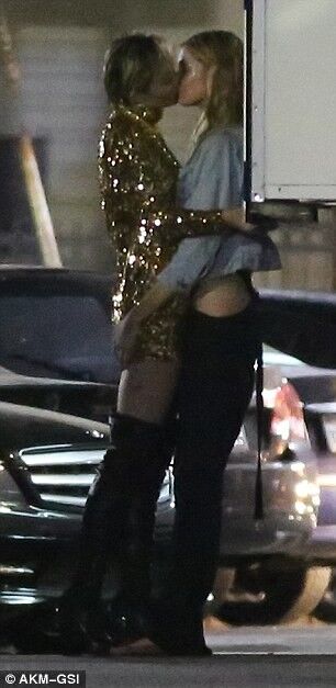 Free porn pics of Miley Cyrus and Stella Maxwell kissing and fingerbanging 10 of 17 pics
