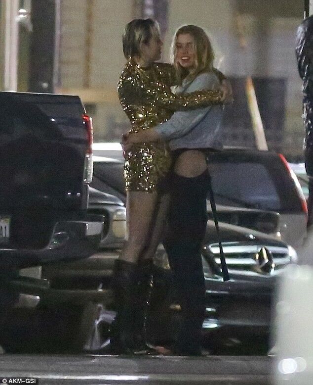 Free porn pics of Miley Cyrus and Stella Maxwell kissing and fingerbanging 4 of 17 pics