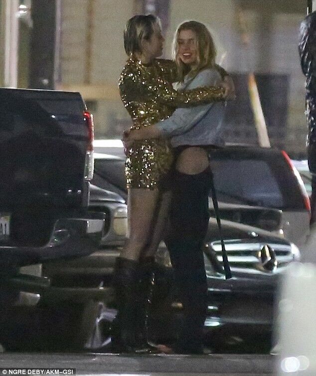 Free porn pics of Miley Cyrus and Stella Maxwell kissing and fingerbanging 12 of 17 pics