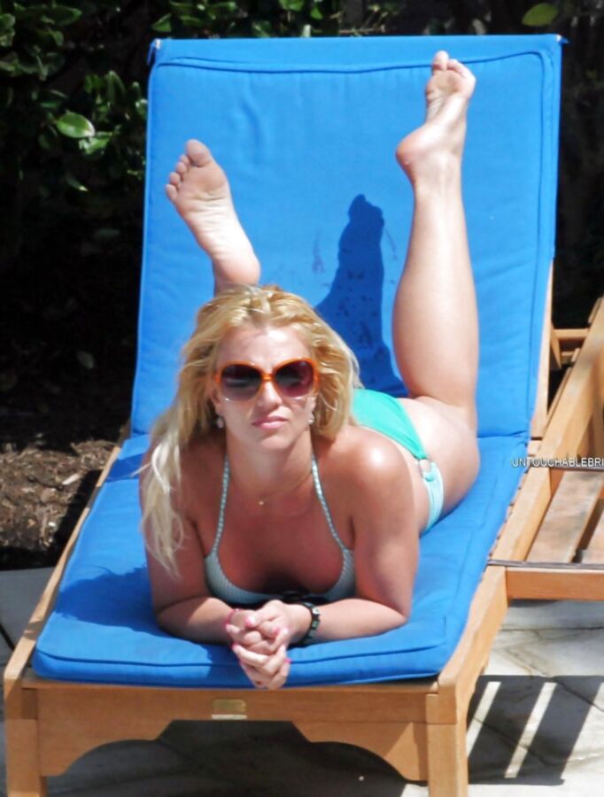 Free porn pics of BRITNEY SPEARS ASS N FEET TO JERKOFF OVER 6 of 12 pics