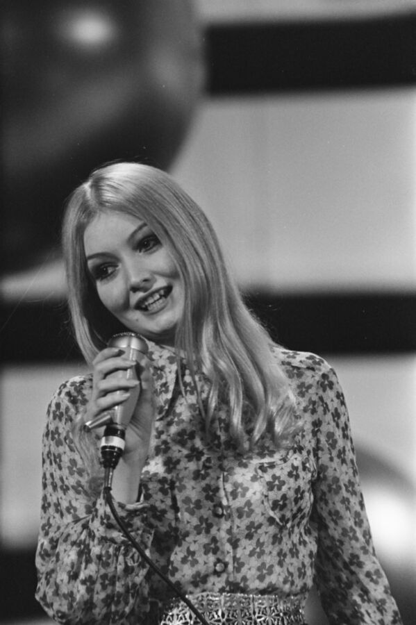 Free porn pics of Mary Hopkin (folk singer) 3 of 7 pics