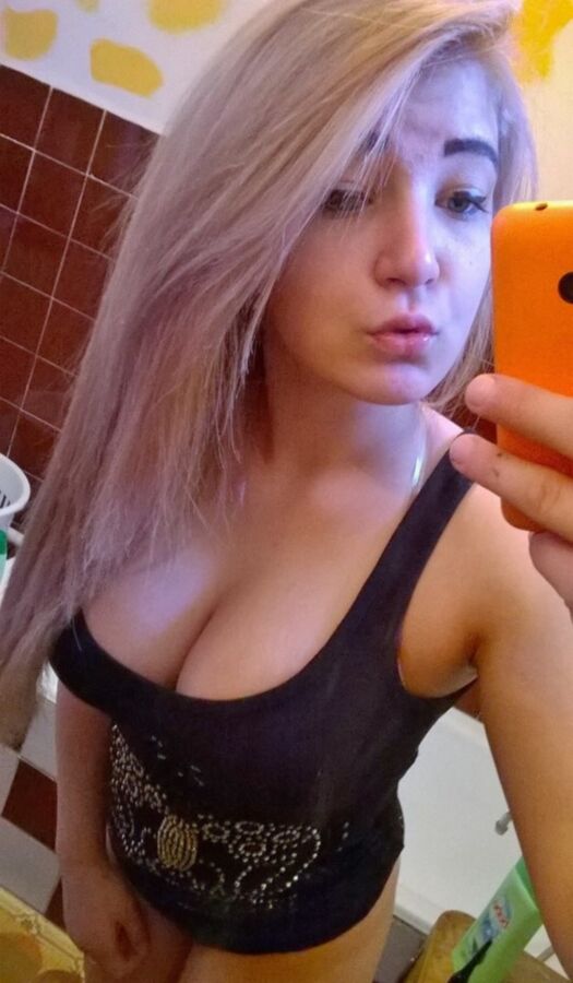 Free porn pics of Lovely blonde teen 1 of 10 pics