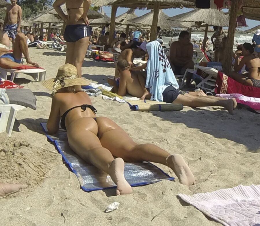 Free porn pics of perfect asses in the beach 10 of 12 pics