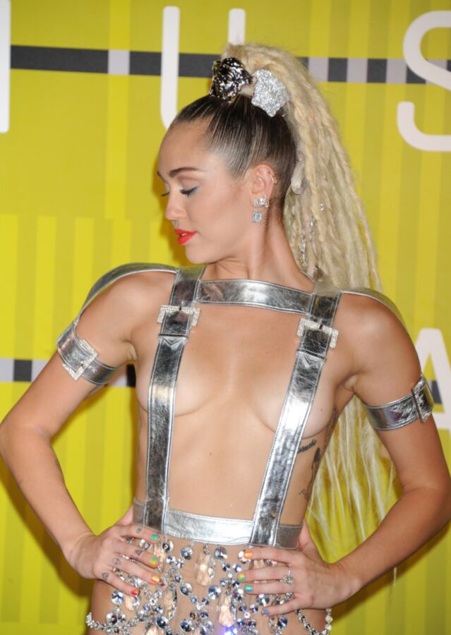 Free porn pics of Miley Cyrus - MTV Video Music Awards 9 of 30 pics
