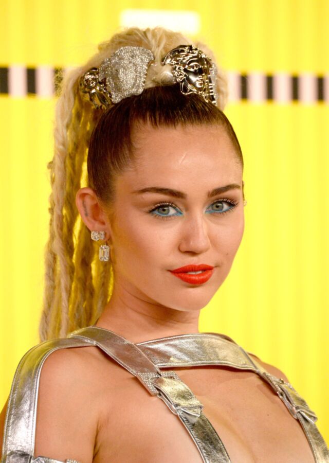 Free porn pics of Miley Cyrus - MTV Video Music Awards 7 of 30 pics