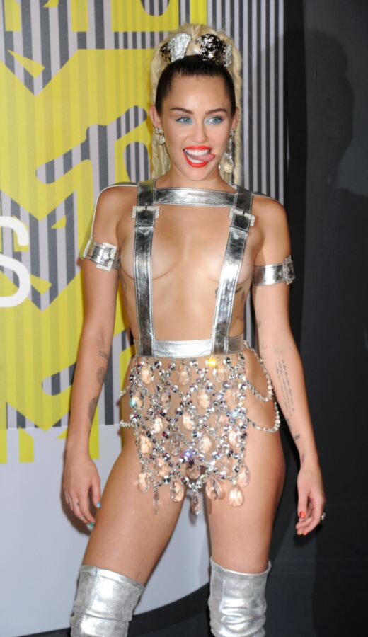 Free porn pics of Miley Cyrus - MTV Video Music Awards 21 of 30 pics