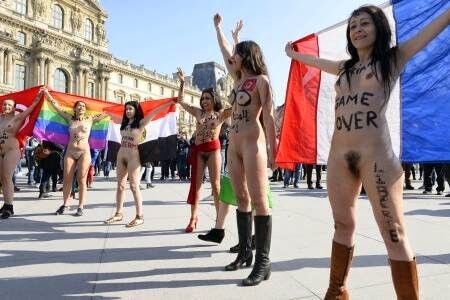 Free porn pics of naked protest 17 of 25 pics