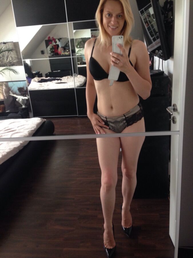 Free porn pics of Blonde Selfhot Cam Girl Handy Selfie Mirror Comments 6 of 12 pics