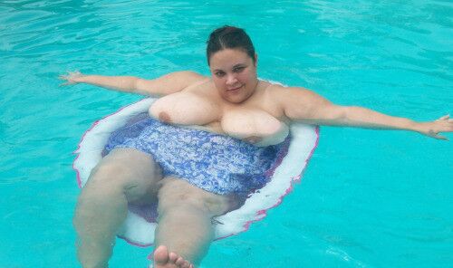 Free porn pics of Fat women in the pool. 6 of 8 pics