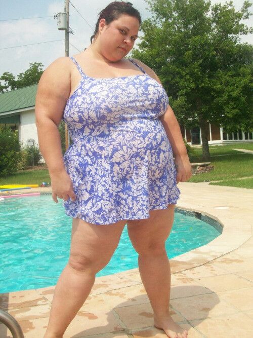 Free porn pics of Fat women in the pool. 3 of 8 pics