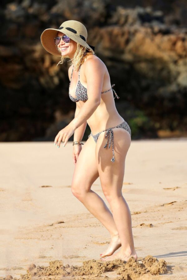 Free porn pics of Hilary Duff in bikini 12 of 25 pics