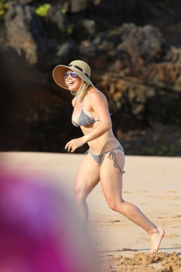 Free porn pics of Hilary Duff in bikini 7 of 25 pics