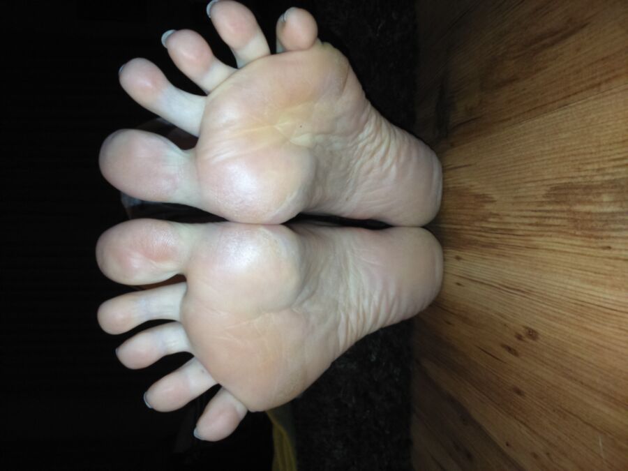 Free porn pics of wife poses her toes 21 of 25 pics