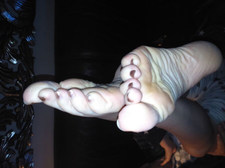 Free porn pics of wife poses her toes 7 of 25 pics