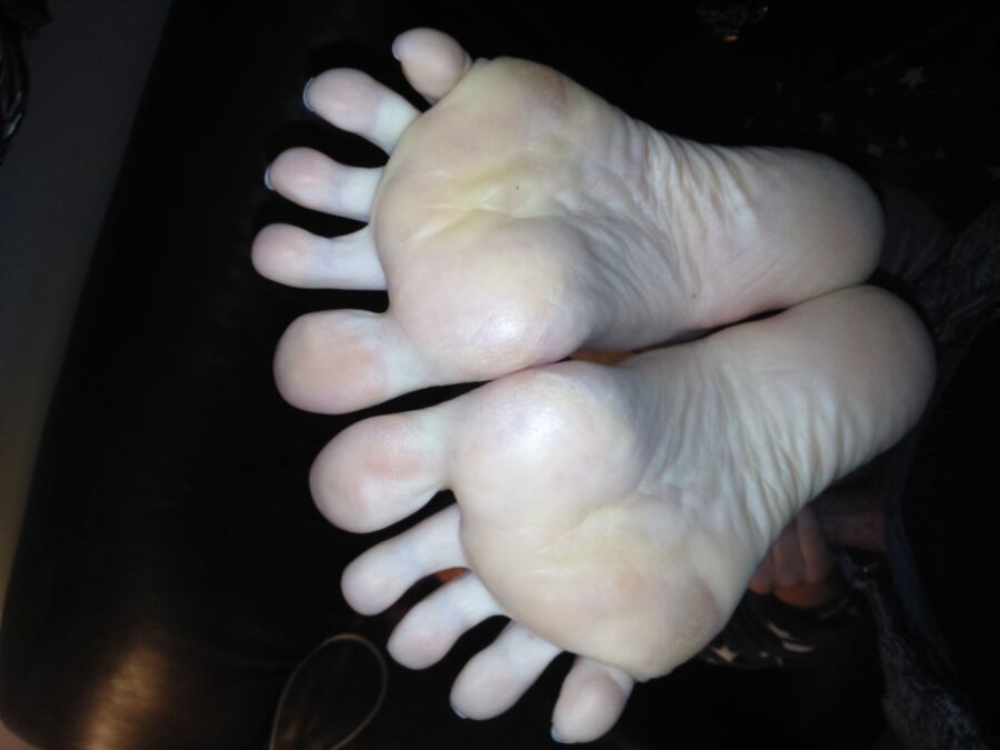 Free porn pics of wife poses her toes 3 of 25 pics