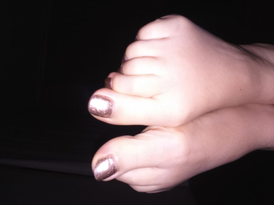 Free porn pics of wife poses her toes 6 of 25 pics