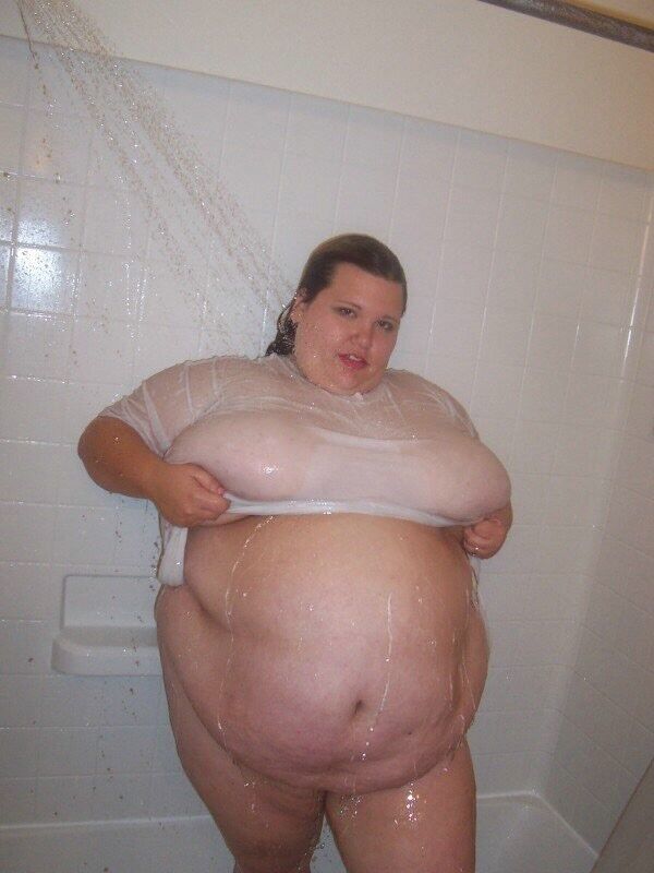 Wet chubby bathroom otngagged