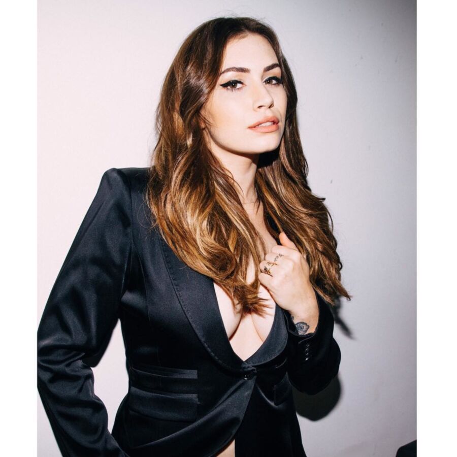 Free porn pics of Sophie Simmons 8 of 10 pics