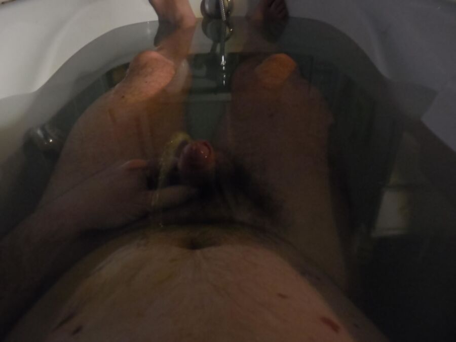 Free porn pics of Piss in bath 9 of 12 pics