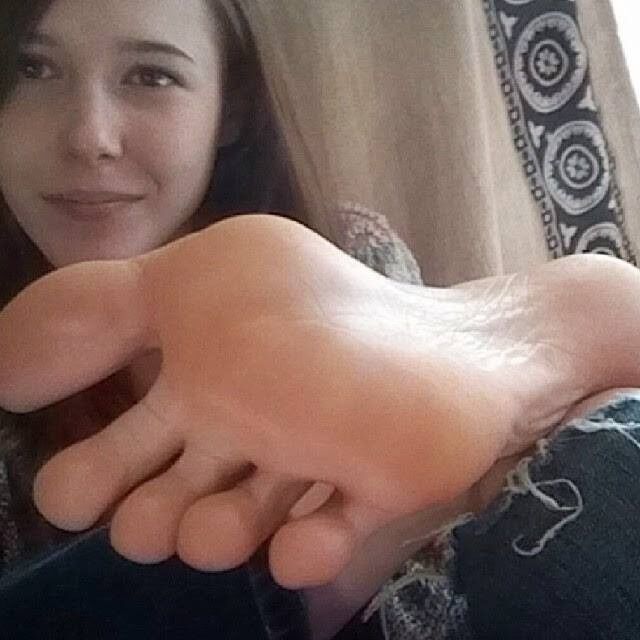 Free porn pics of Feet to cum to 17 of 20 pics