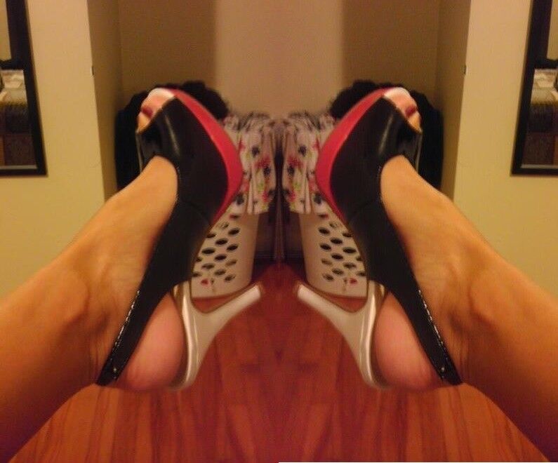 Free porn pics of sexy feet in heels 2 of 5 pics