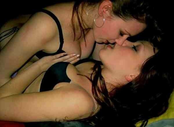 Free porn pics of lesbian kissing / gouines 5 of 15 pics