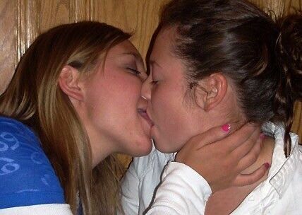 Free porn pics of lesbian kissing / gouines 9 of 15 pics