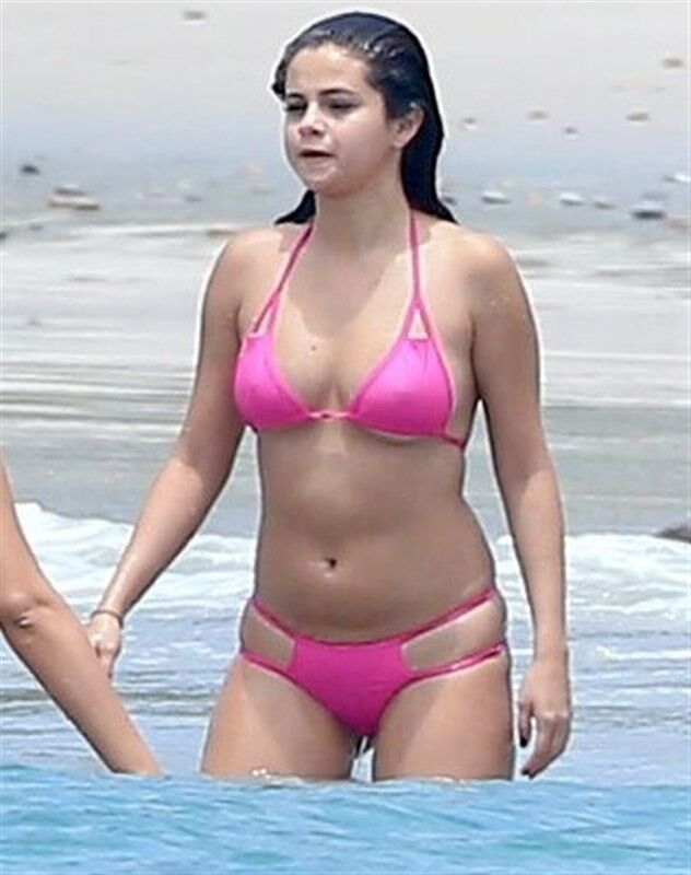 Free porn pics of Selena Gomez shows her nipples 7 of 27 pics