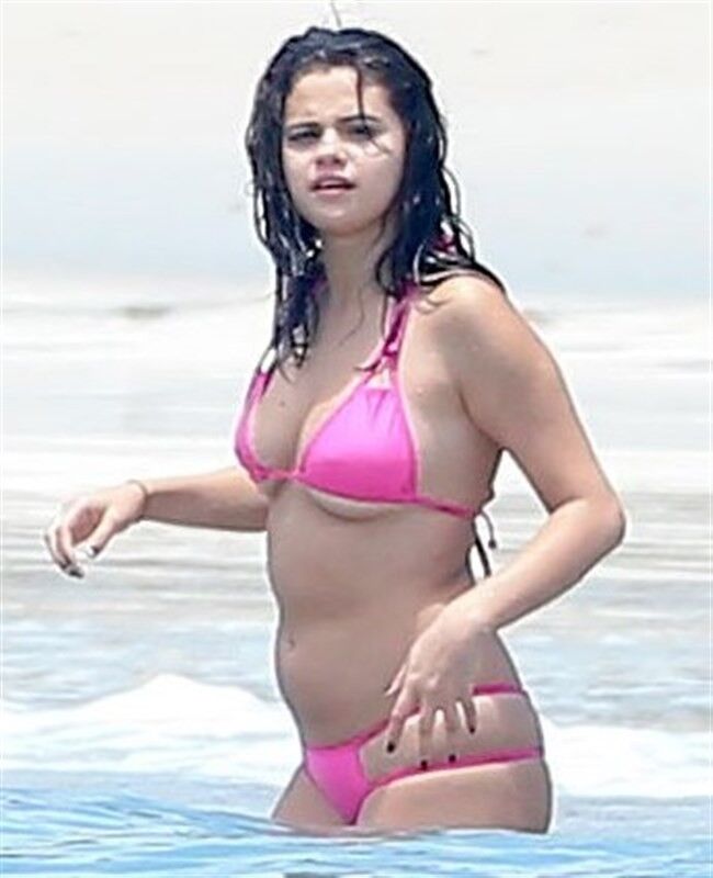 Free porn pics of Selena Gomez shows her nipples 11 of 27 pics
