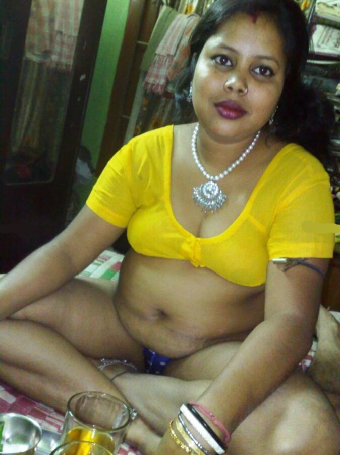 Bengali Mature Aunty Nude In Yellow Saree Mature Porn Photo