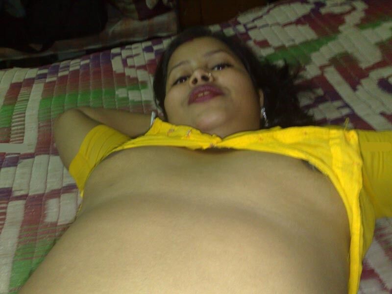 Free porn pics of Bengali Mature Aunty Nude In Yellow Saree 6 of 12 pics