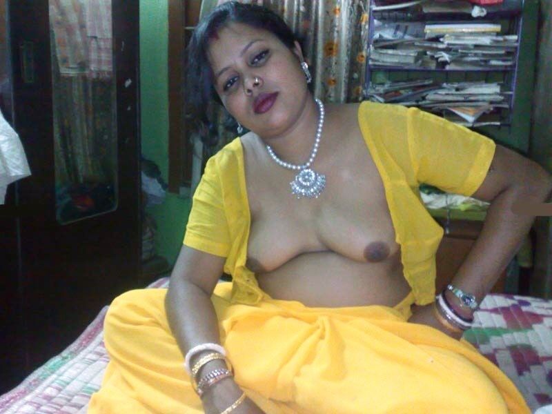 Free porn pics of Bengali Mature Aunty Nude In Yellow Saree 3 of 12 pics
