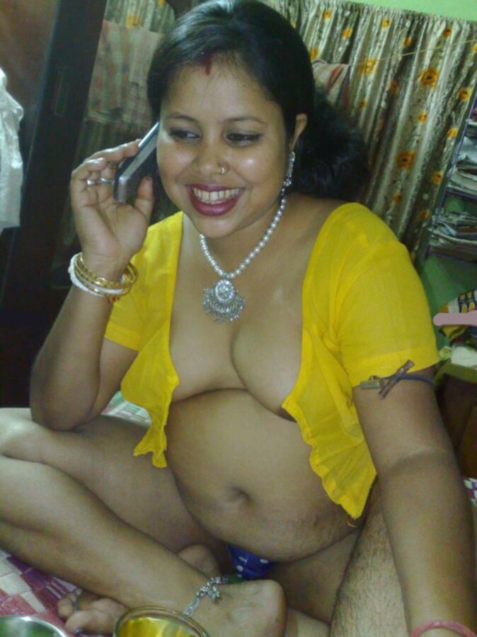 Free porn pics of Bengali Mature Aunty Nude In Yellow Saree 5 of 12 pics