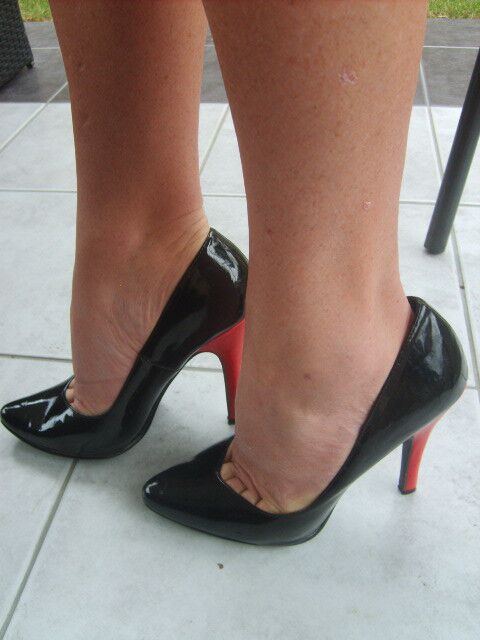 Free porn pics of toe cleavage high heels 1 of 29 pics