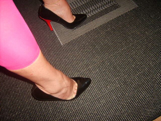 Free porn pics of toe cleavage high heels 19 of 29 pics