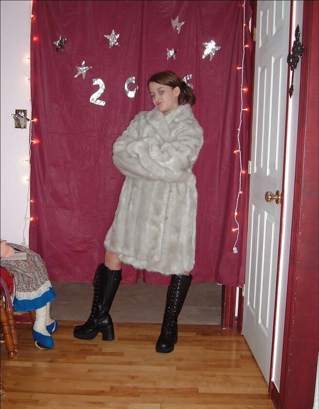 Free porn pics of Girl in fur coat 21 of 22 pics