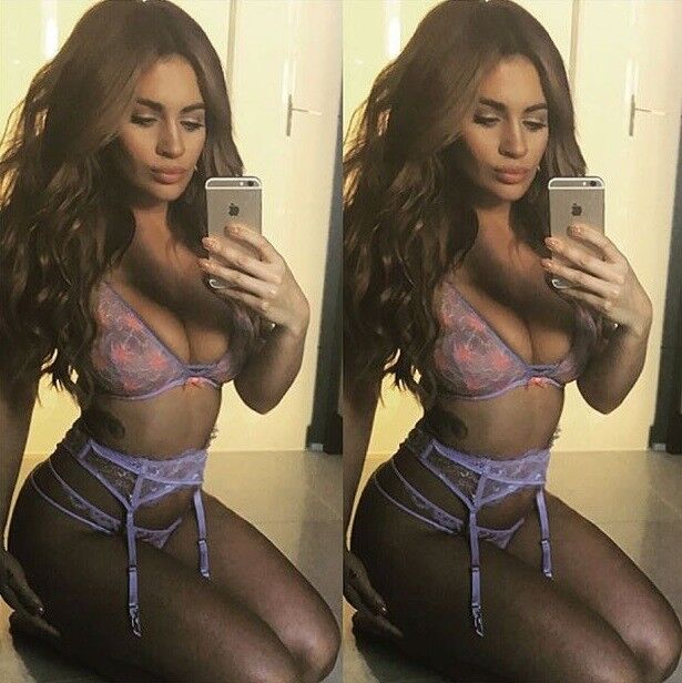 Voyeuy Holly Peers Big Tits Boobs Goddess Selfie Queen