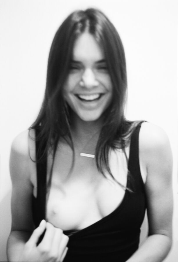 Free porn pics of Kendall Jenner Boob Flash 1 of 1 pics