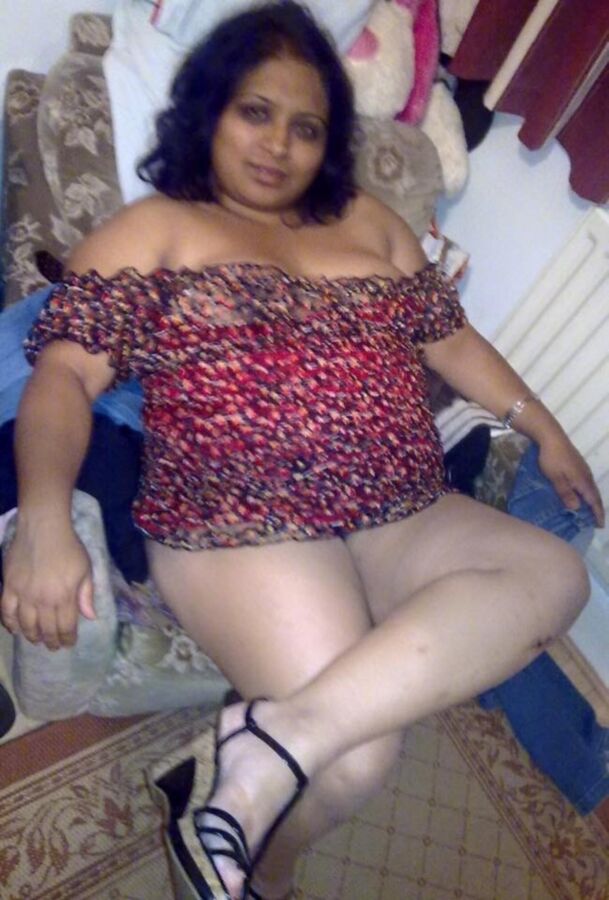 Free porn pics of Pakistani Housewife Showing Her Legs 2 of 11 pics